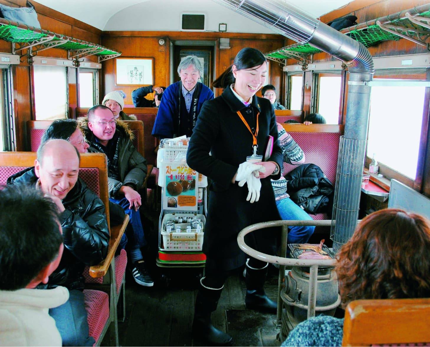 ストーブ列車、車内とアテンダント